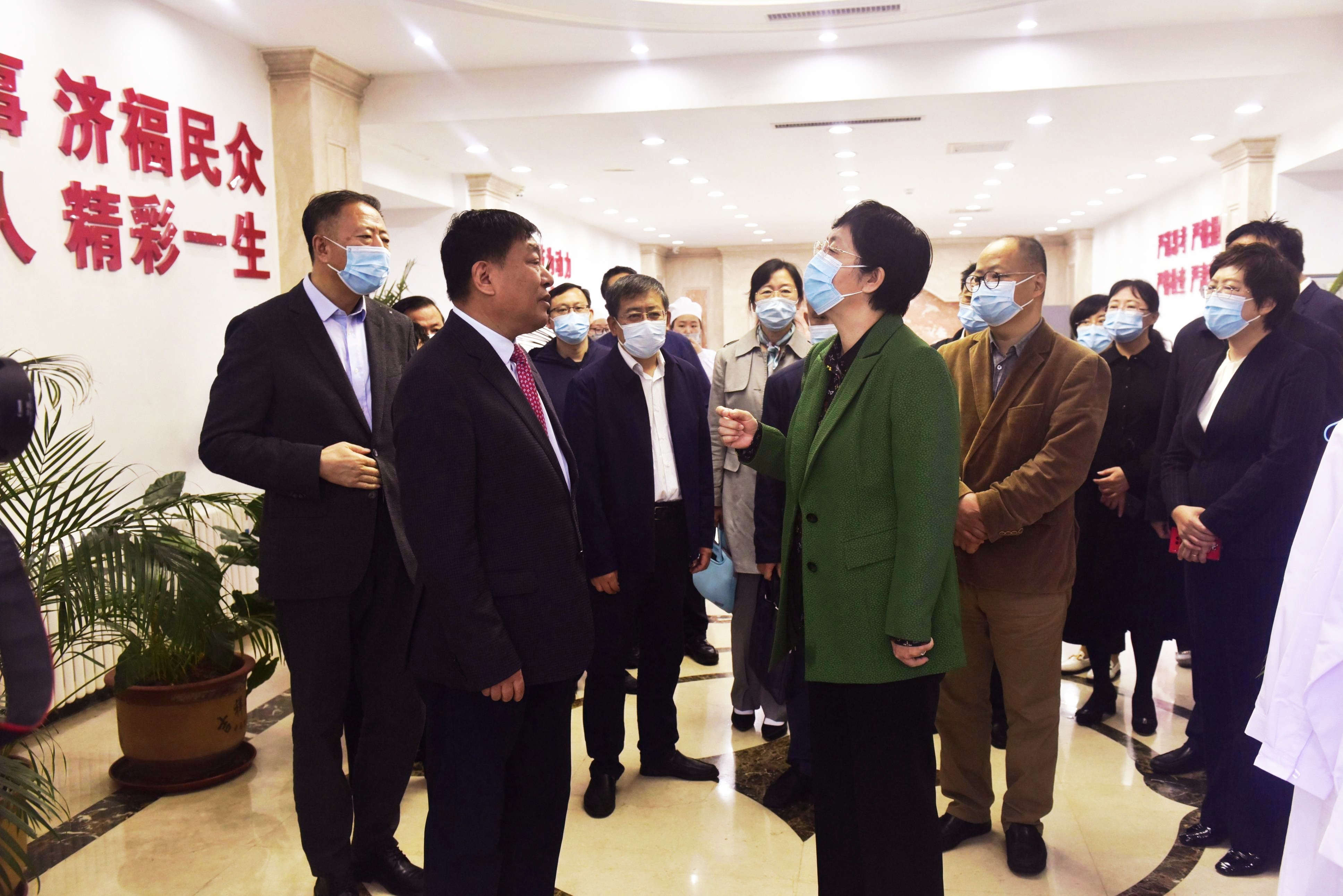 國家藥品監(jiān)督管理局局長、農(nóng)工黨中央副主席焦紅來吉林省北藥藥材加工有限公司調(diào)研考察